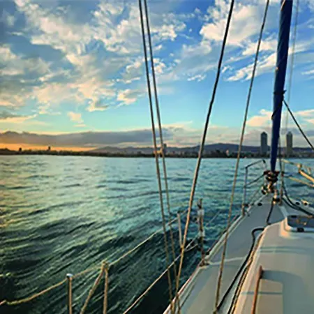 Hotel en barco Sailing&stay - A Night Onboard With Your Sailing Experience *