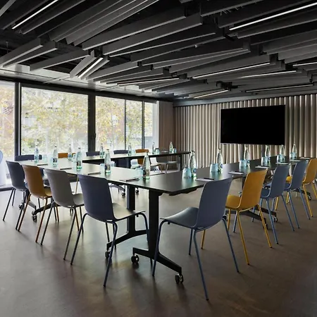Moxy 4*