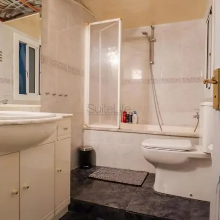 Apartment Spacious Aptmt Close To Pl Universidad And Pl Catalunya, 2,5 Bedrooms, Balcony, Heating, Elevator Min 31 Nights *
