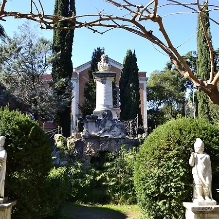 Residencia Salesiana Marti-codolar Гостевой дом Барселона