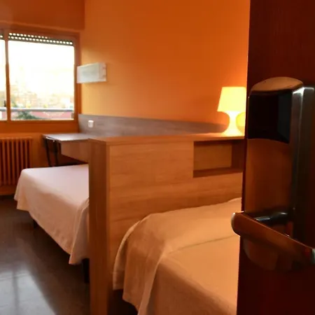 Residencia Salesiana Marti-codolar Гостевой дом Барселона