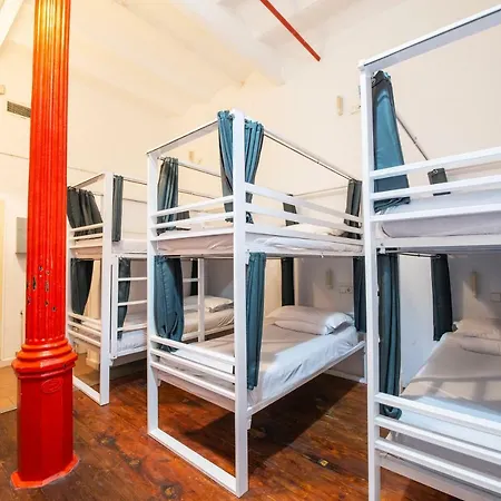 Safestay Gothic Hostel *